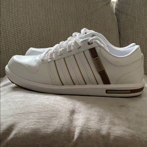 K Swiss men’s shoe white w/brown stripes.